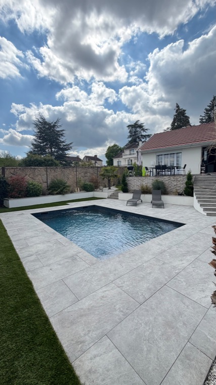 Piscine et terrasse en grès