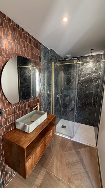 Salle d'eau brique et marbre noir