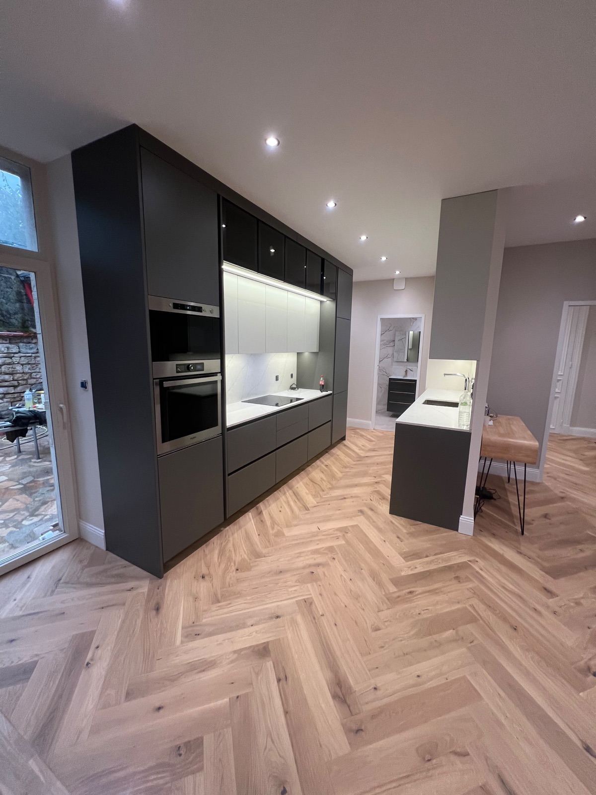 Cuisine sur mesure, parquet en chevrons