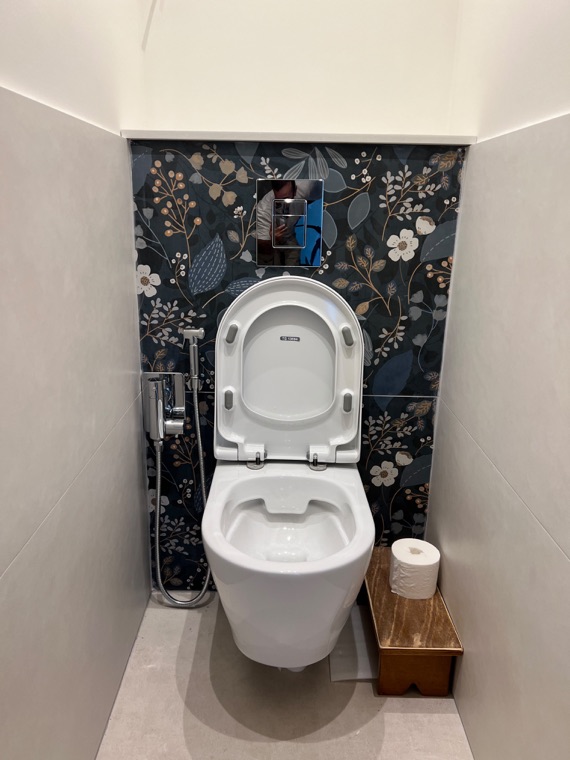 WC suspendu, papier peint floral