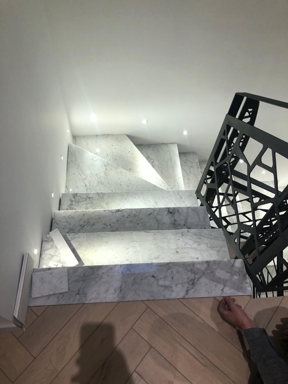 Escalier en marbre, garde-corps ajouré